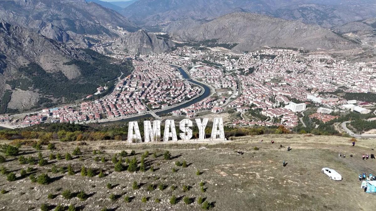 Amasya'nın Yanıktepe'de Işıklı Yazı: Hollywood Dakikaları ve Şehrin Doğasıyla Buluşması