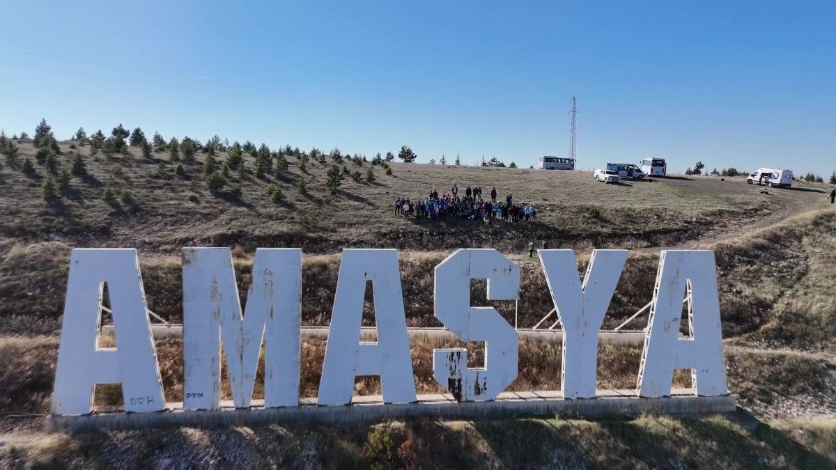 Amasya'nın Yanıktepe'de Işıklı Yazı: Hollywood Dakikaları ve Şehrin Doğasıyla Buluşması