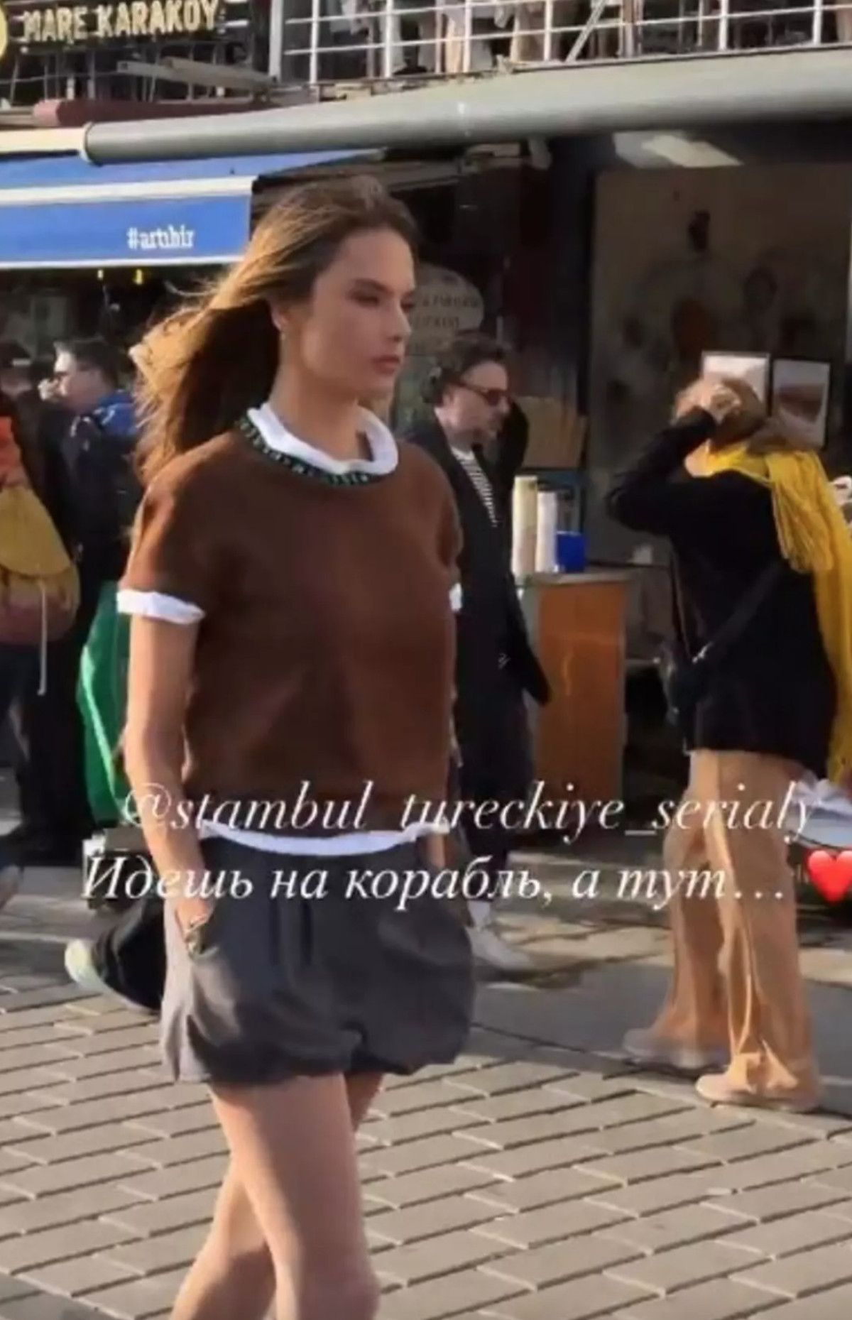 İstanbul Ziyaretiyle Gündeme Gelen Alessandra Ambrosio’nun Karaköy Sokaklarındaki Görünümü