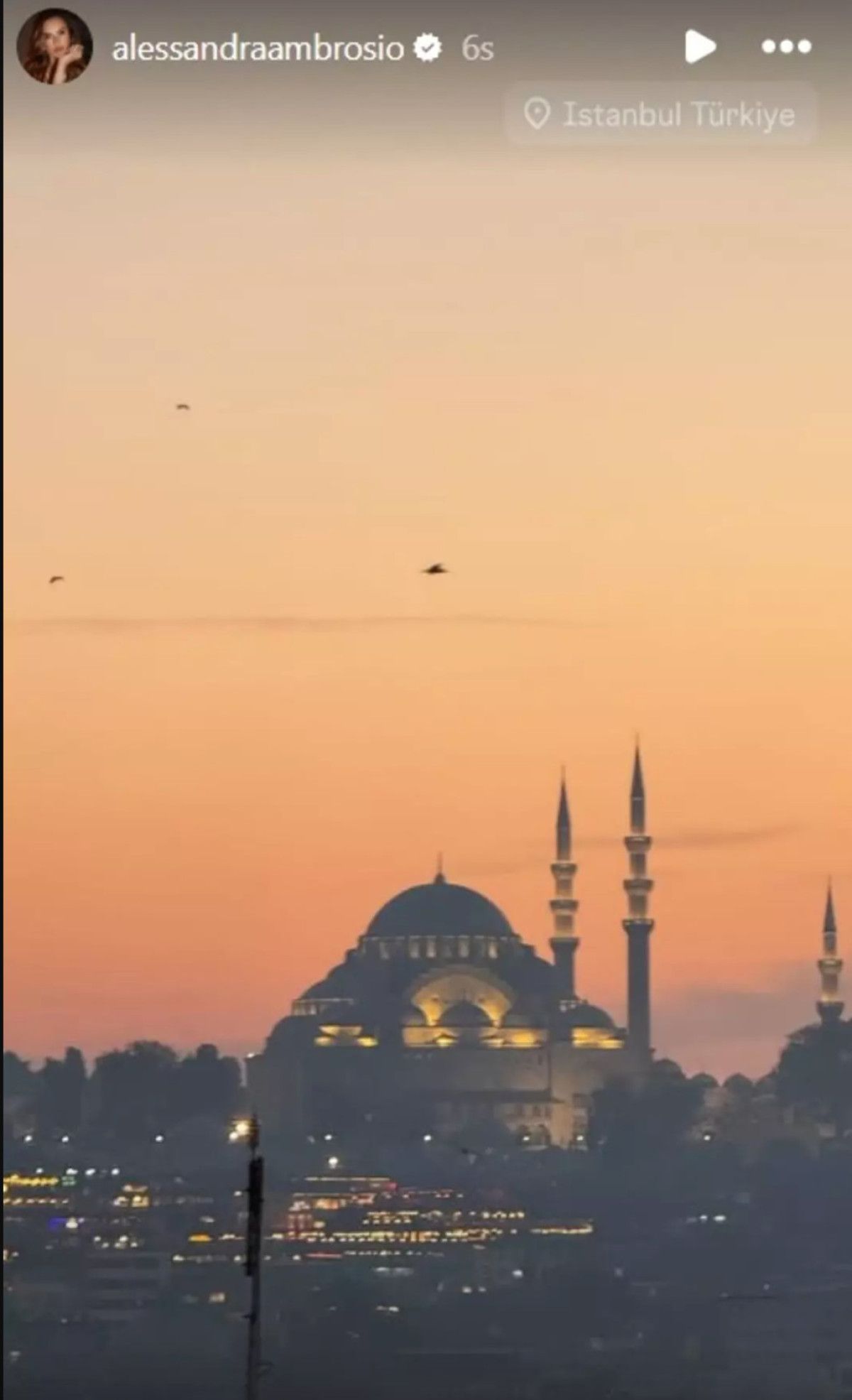 İstanbul Ziyaretiyle Gündeme Gelen Alessandra Ambrosio’nun Karaköy Sokaklarındaki Görünümü