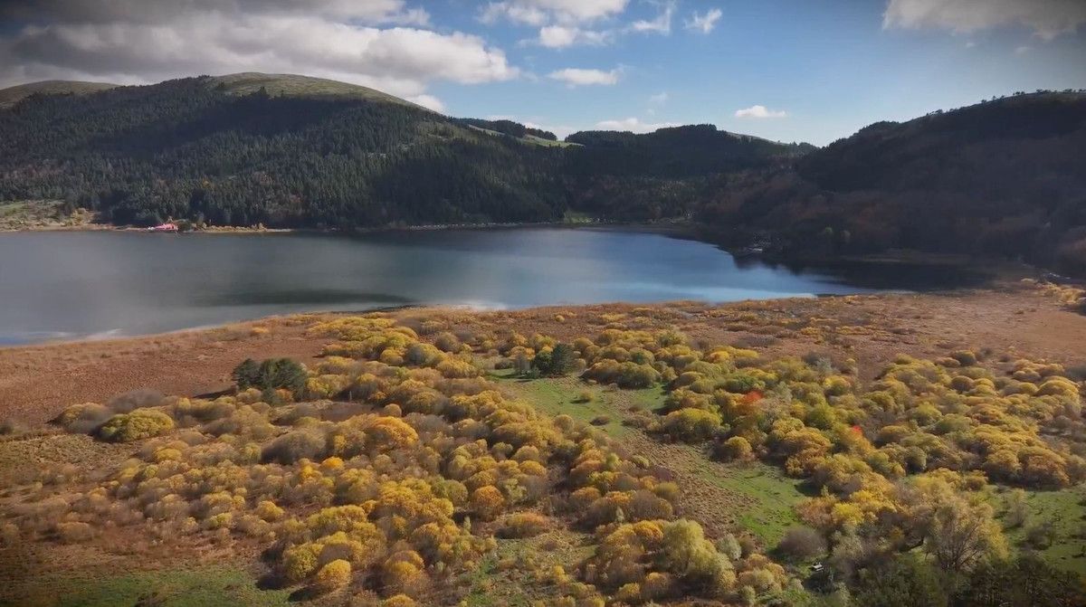 Abant Gölü: Sonbaharın Renkleriyle Dolup Taşan Doğa Şöleni