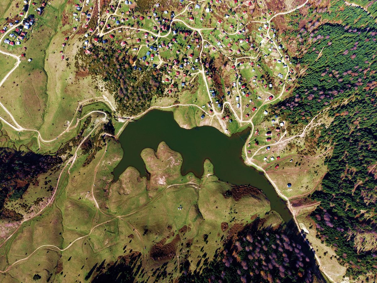 Sultanpınar Yaylası’nda Sonbaharın Renk Cümbüşü: Yükseklerde Büyüleyen Manzara