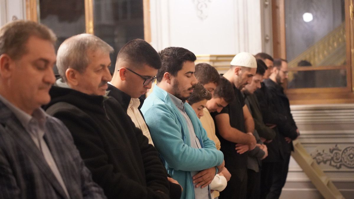 Geleceğe Umut: Gençler Sabah Namazında Omuz Omuza Birleşti