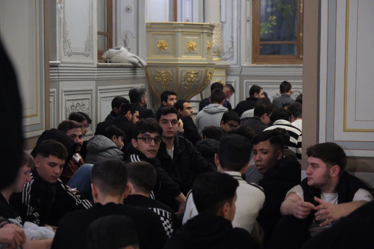 Geleceğe Umut: Gençler Sabah Namazında Omuz Omuza Birleşti