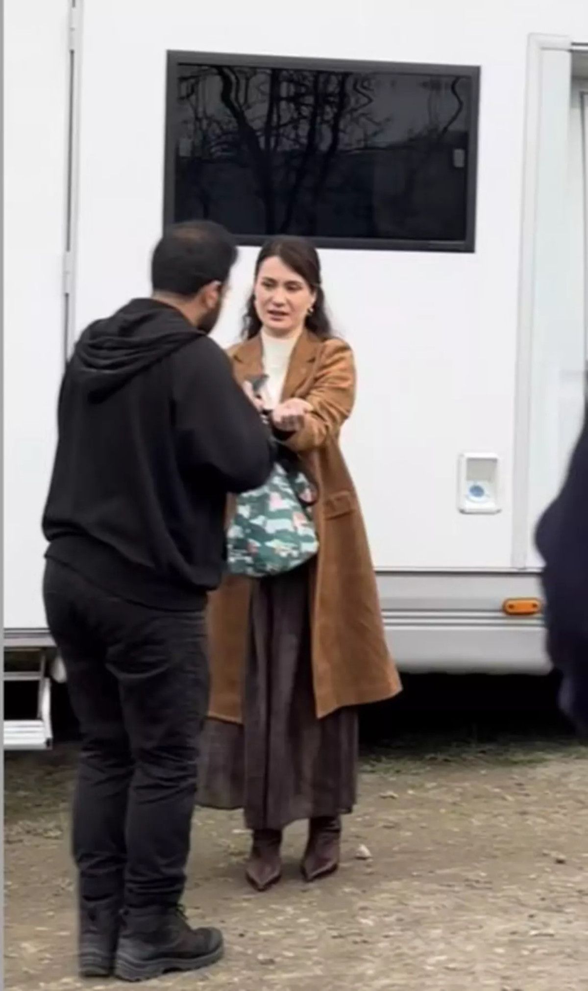 Taşacak Bu Deniz: Setten Gelen Görüntüler ve Berna Koraltürk Esintisi