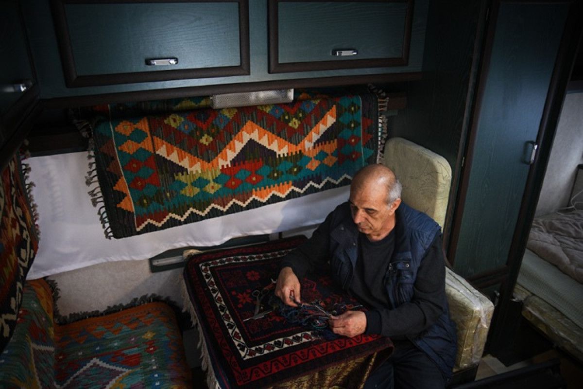 Depremin Ardından Karavananın Güvenli Kıyısında Halı Tamirciliği: Yusuf Öztürk’ün Yeni Düzeni