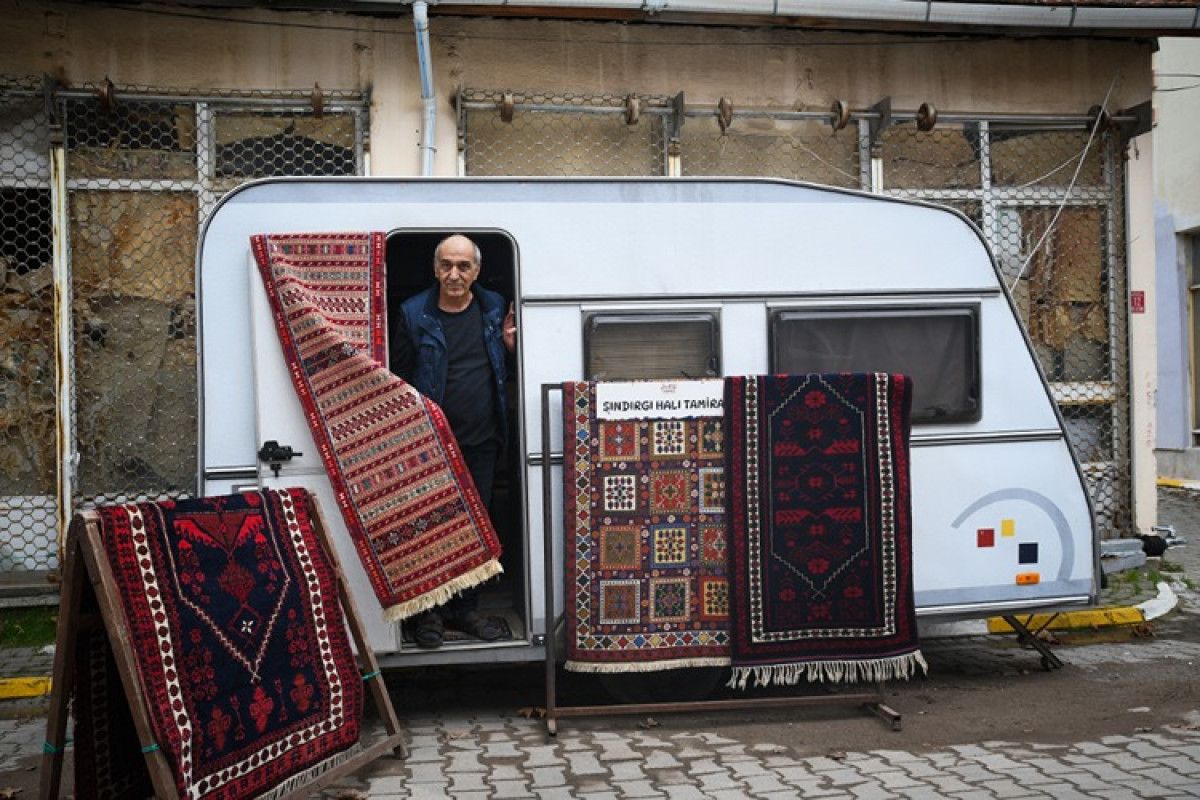 Depremin Ardından Karavananın Güvenli Kıyısında Halı Tamirciliği: Yusuf Öztürk’ün Yeni Düzeni