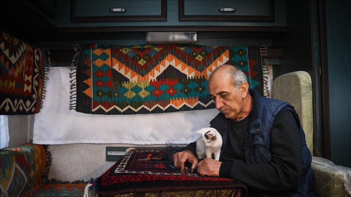 Depremin Ardından Karavananın Güvenli Kıyısında Halı Tamirciliği: Yusuf Öztürk’ün Yeni Düzeni