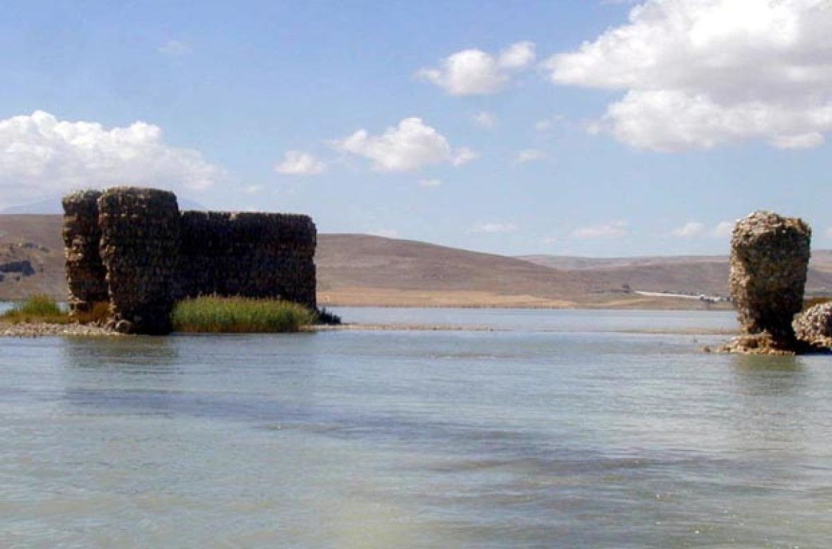 Erciş Kalesi ve Van Gölü: Kuraklığın Gölün Kıyısındaki İzleri