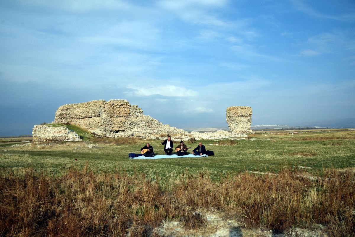 Erciş Kalesi ve Van Gölü: Kuraklığın Gölün Kıyısındaki İzleri