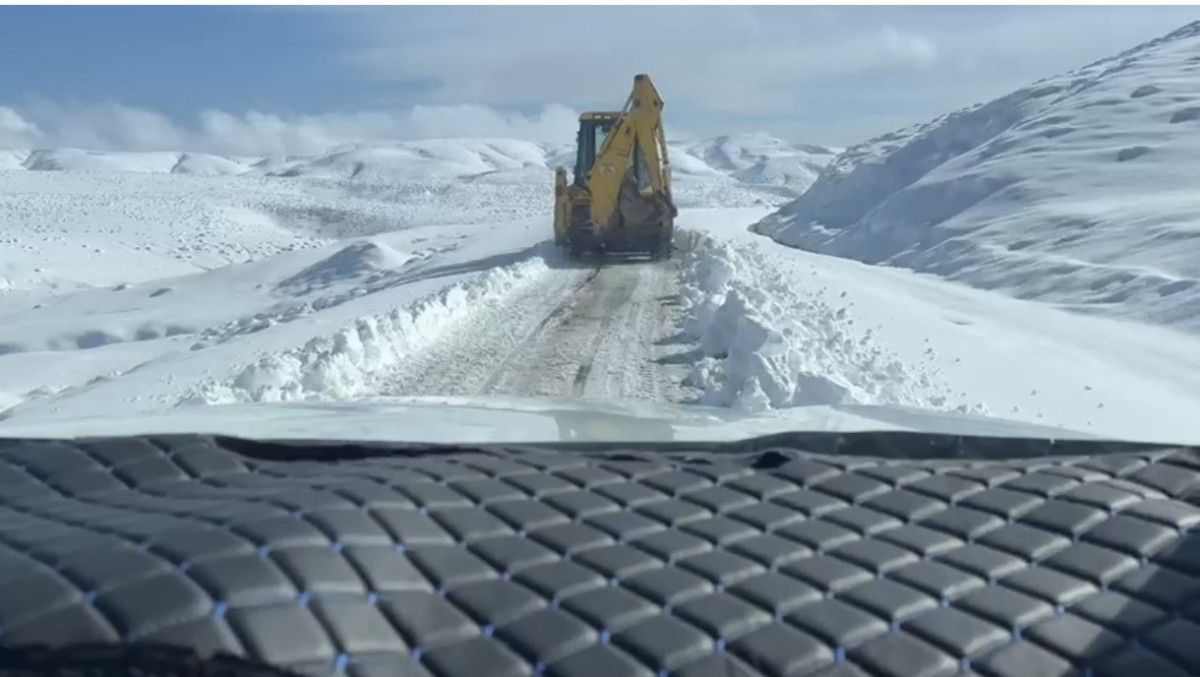 Muş’ta Yoğun Kar Yağışı Köy Yollarını Kapattı ve Ekipler Seferber Oldu