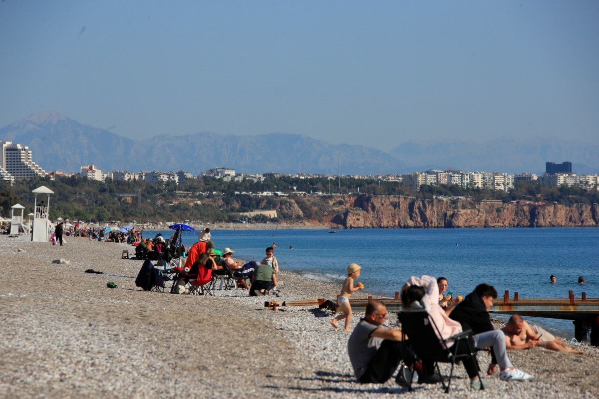 Antalya’da Kasımda Yaz Havası: Denize Girenler ve Sıcaklık Raporu