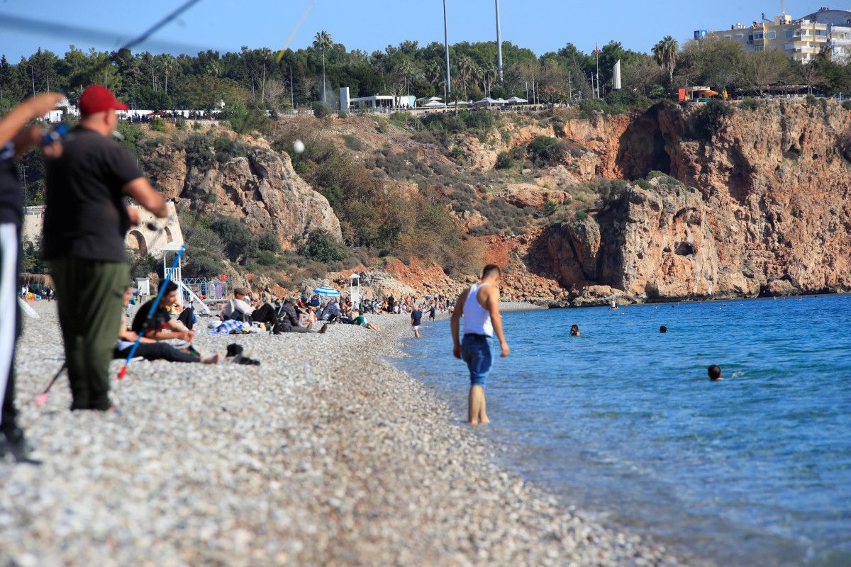 Antalya’da Kasımda Yaz Havası: Denize Girenler ve Sıcaklık Raporu