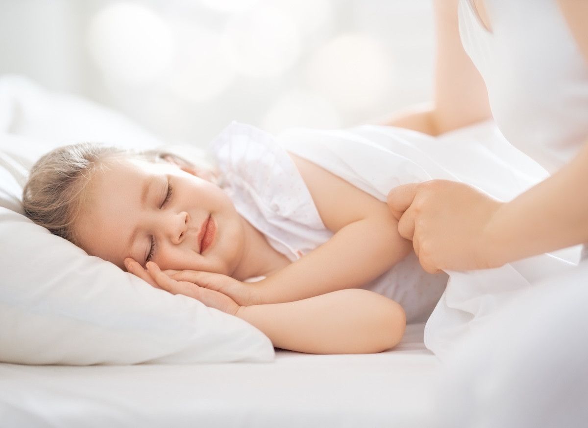 Gece Yatakta Üstü Açık Kalan Çocuklar: Doğal Gelişim ve Ebeveyn Pratik Çözümler