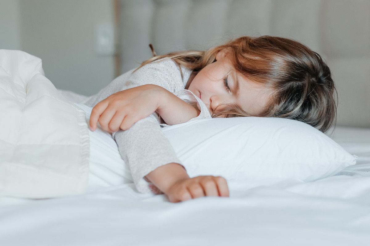 Gece Yatakta Üstü Açık Kalan Çocuklar: Doğal Gelişim ve Ebeveyn Pratik Çözümler