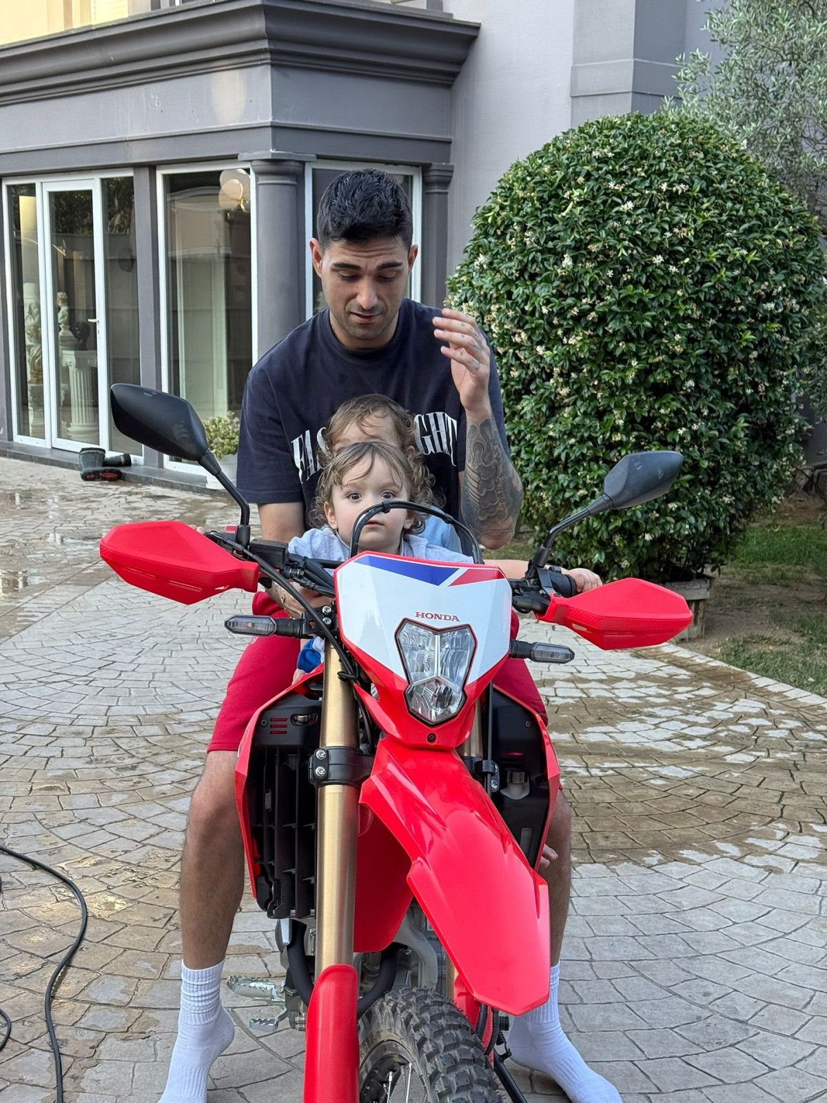 İdo Tatlıses ve Yasemin Şefkatli: Gözyaşıyla Gelen Ameliyatın Ardındaki Gerçekler