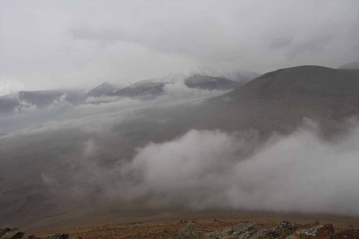 Aras Dağları: Sisli Manzaralar ve Doğa Tutkunlarıyla Dolu Bir Mevsim