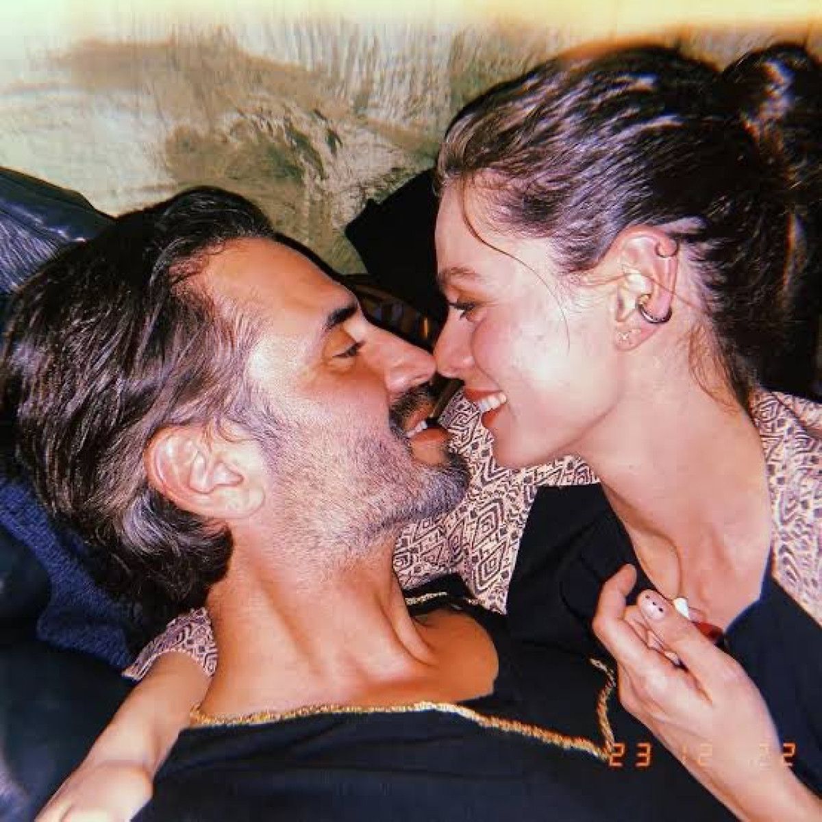 Özge Özpirinçci ve Burak Yamantürk: Aşkları ve Duygularıyla Dolu Bir Yıllık Mutluluk