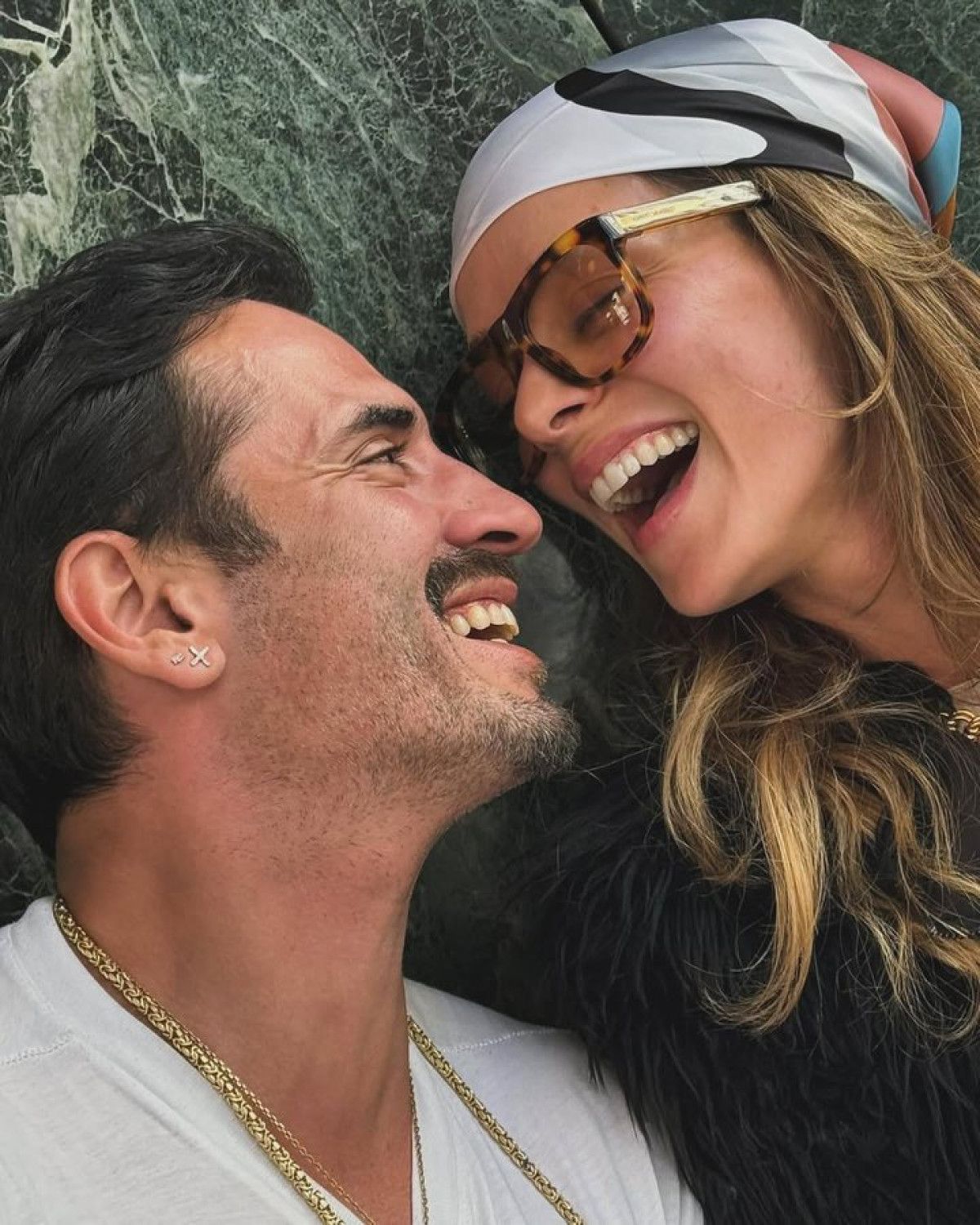 Özge Özpirinçci ve Burak Yamantürk: Aşkları ve Duygularıyla Dolu Bir Yıllık Mutluluk