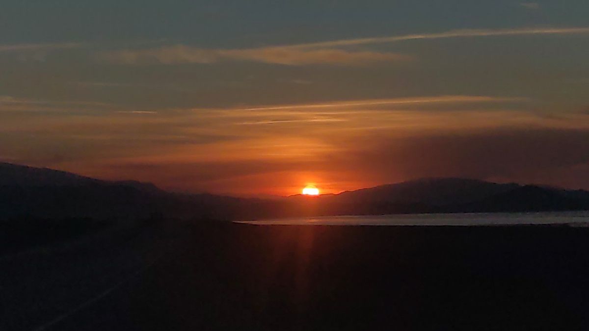 Van Gölü ve Şehri Kızıllara Bürüdü: Akşamın Doğal Işıltısı