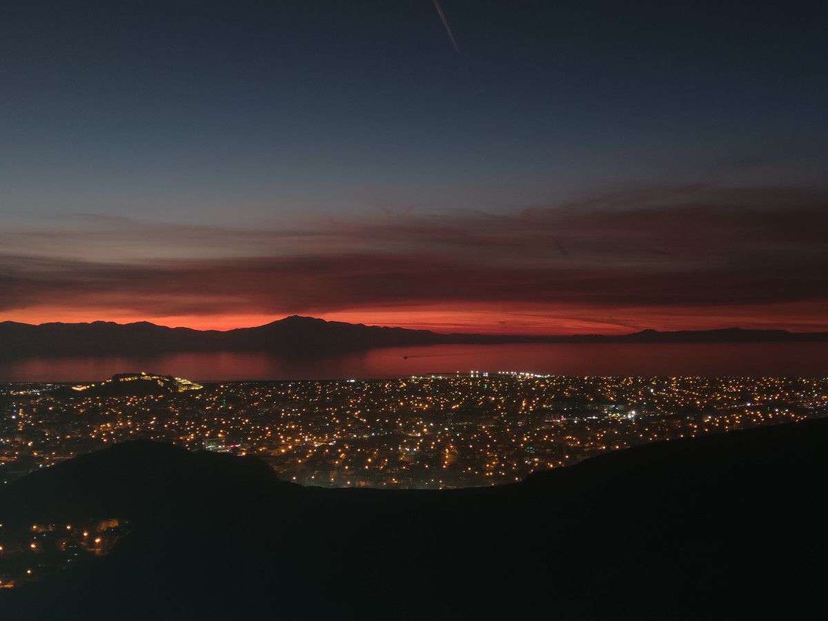 Van Gölü ve Şehri Kızıllara Bürüdü: Akşamın Doğal Işıltısı