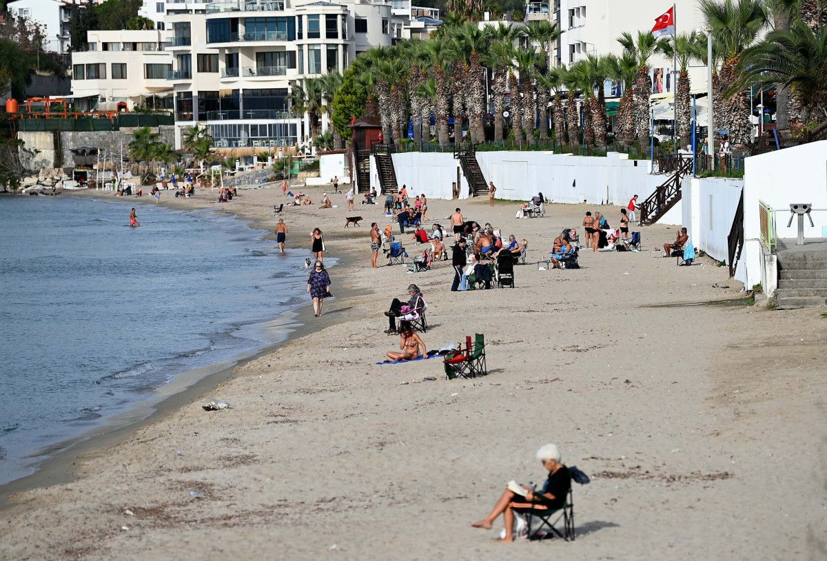 Kuşadası’nda Sonbahar Havası Hızla Sıcaklaştı ve Plajlar Dolu