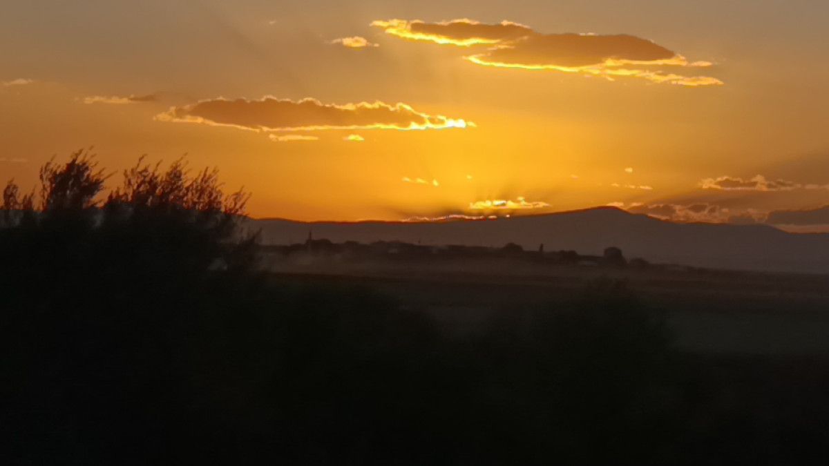 Kars'ın Kızıllık Manzarası: Çayın Akışında Günün Son Işıkları