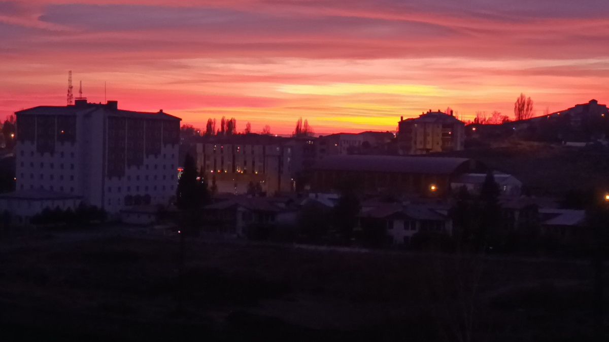 Kars'ın Kızıllık Manzarası: Çayın Akışında Günün Son Işıkları