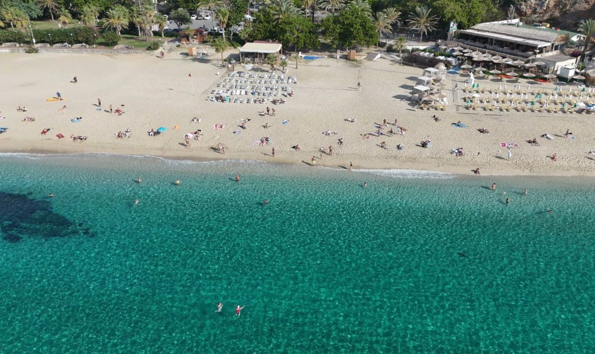 Alanya Kleopatra Plajı'nda 24 Derece Sıcaklıkta Yüzme ve Kar Versiyonu