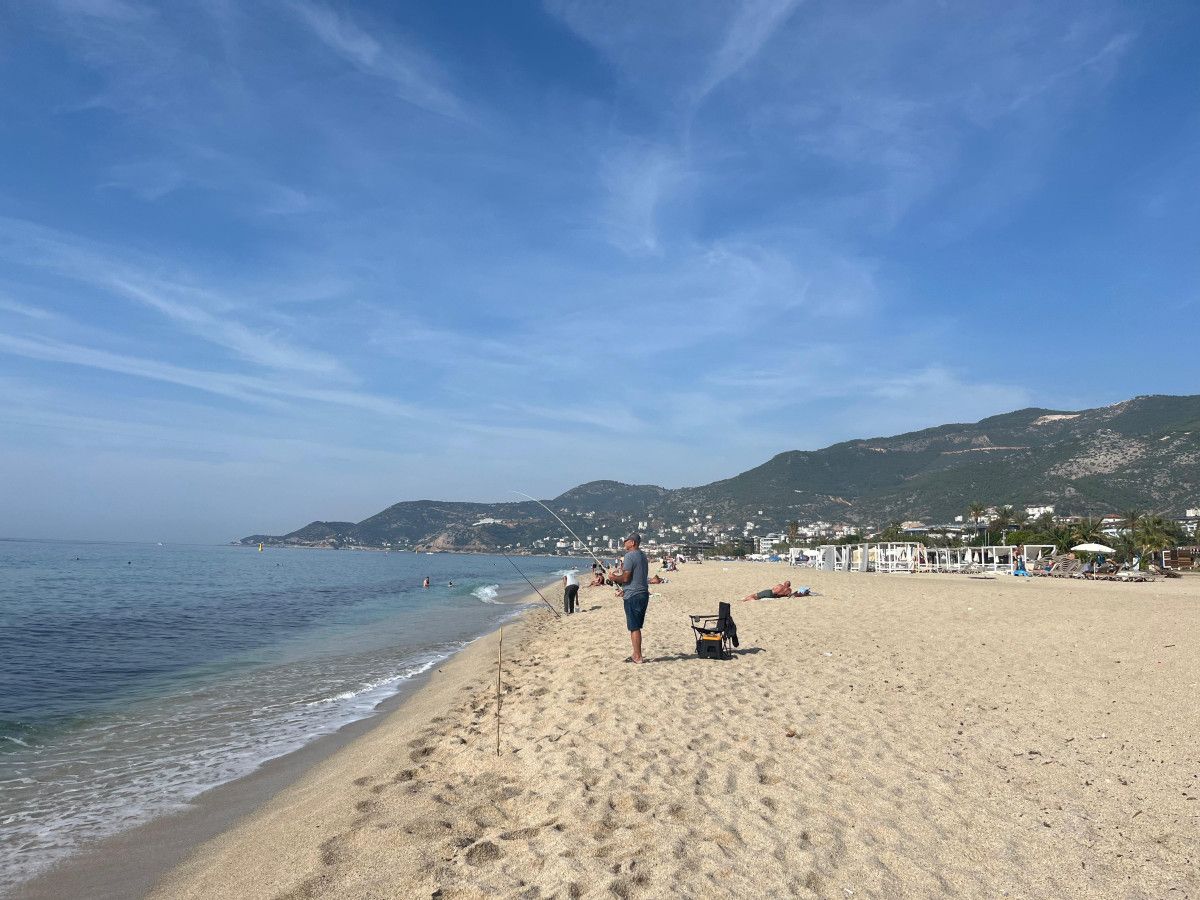 Alanya Kleopatra Plajı'nda 24 Derece Sıcaklıkta Yüzme ve Kar Versiyonu