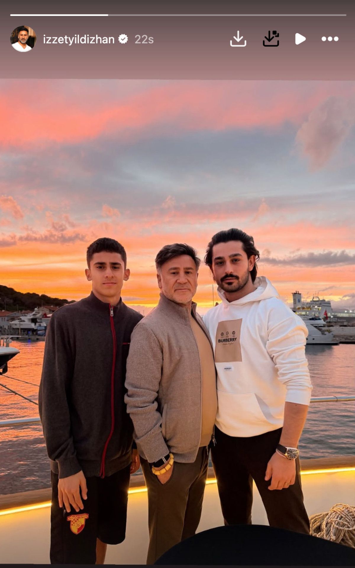 İzzet Yıldızhan’ın Oğullarıyla Paylaştığı Anlar: Baba–Oğul Pozunda Dikkat Çeken Benzerlikler