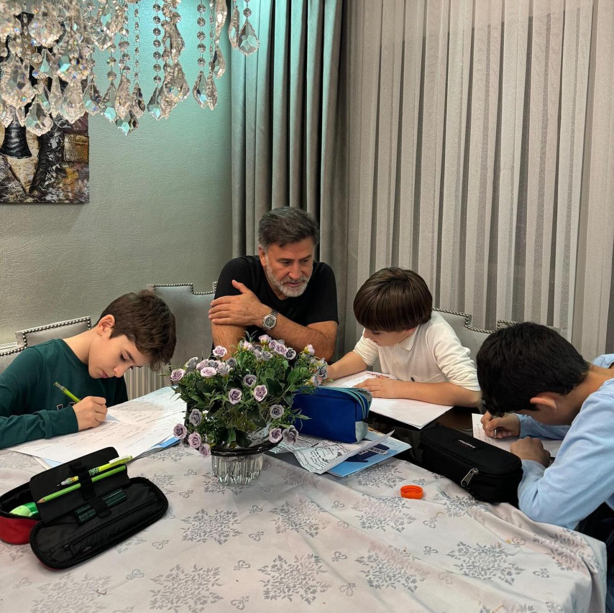 İzzet Yıldızhan’ın Oğullarıyla Paylaştığı Anlar: Baba–Oğul Pozunda Dikkat Çeken Benzerlikler