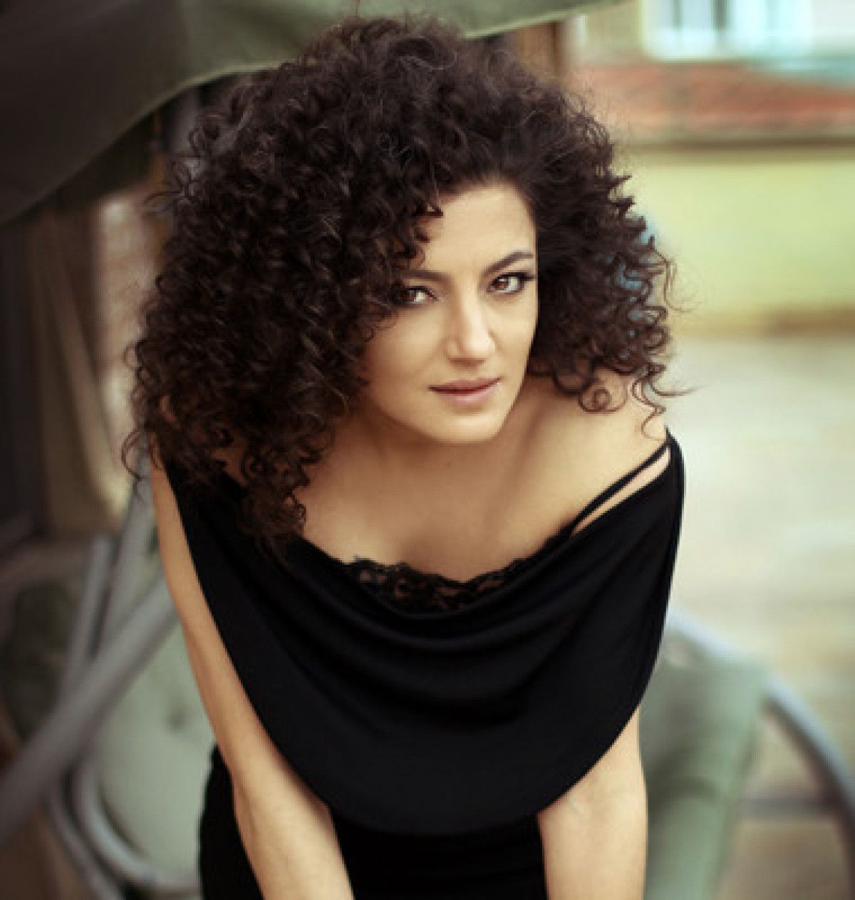 Uzak Şehir'de Fidan: Gözleri Üzerinde Tutan Usta Oyuncu İlkay Kayku Atalay