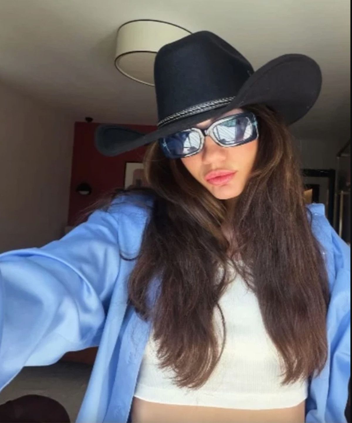 Demet Özdemir'den Kovboy Temalı Paylaşım: Gözlük ve Şapka Ile Stil Dili