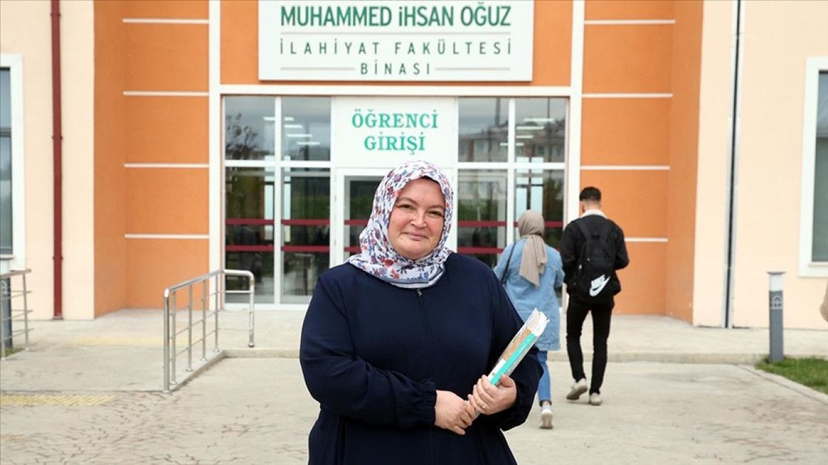 Katsayı Engelini Aşan Deniz Çiftçioğlu: 20 Yıldır Süren Eğitim Hayalini İlahiyat Fakültesi ile Taçlandırdı