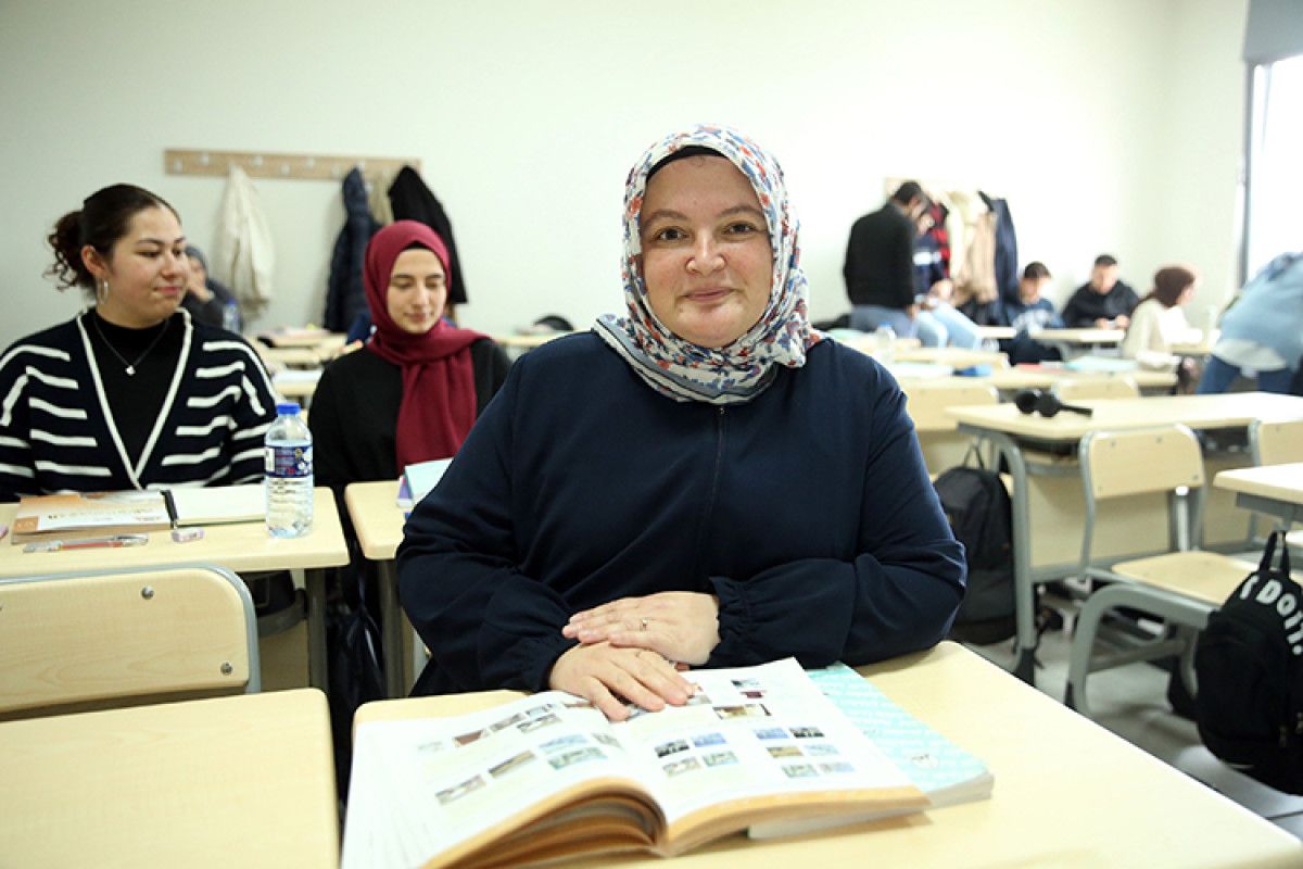 Katsayı Engelini Aşan Deniz Çiftçioğlu: 20 Yıldır Süren Eğitim Hayalini İlahiyat Fakültesi ile Taçlandırdı