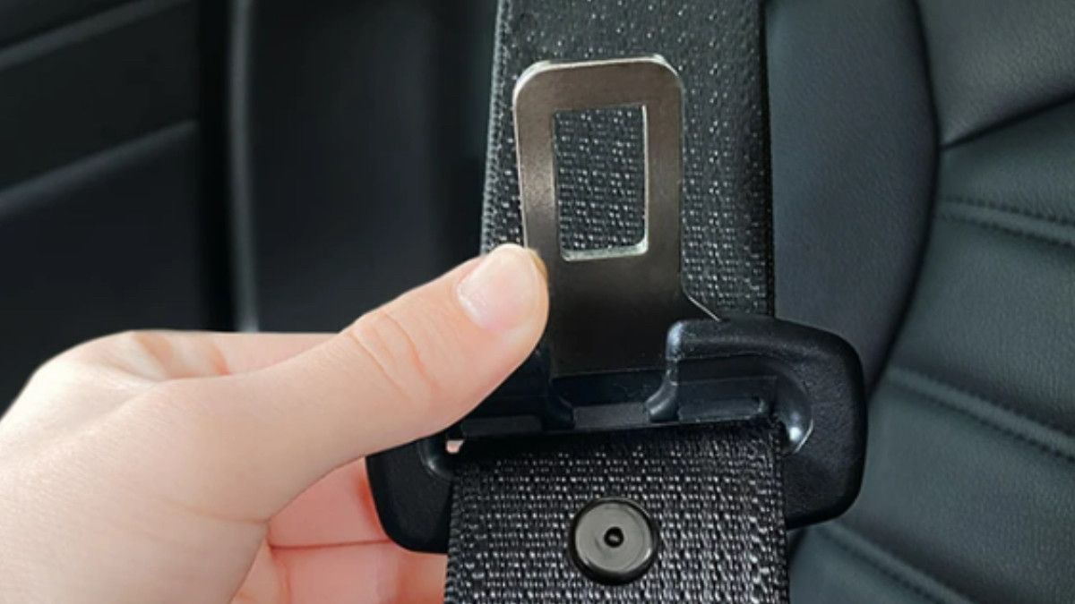 Güvenlik Teline Dair Kritik Parça: Siyah Düğmenin Emniyet Kemerlerindeki Rolü