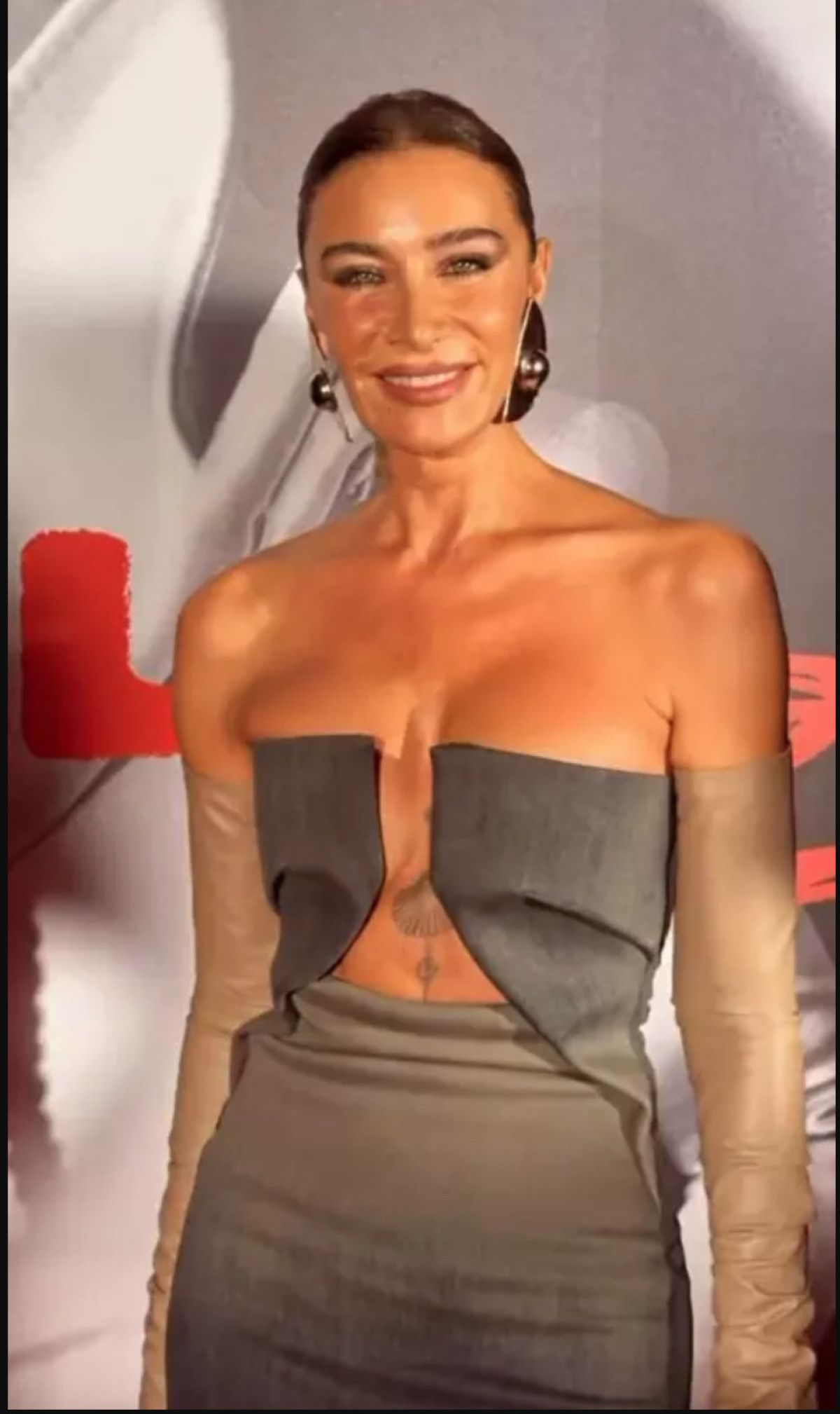 Sıla'nın Cesur Şıklığı: Gri Dekolteli Elbiseyle Gecenin Yıldızı