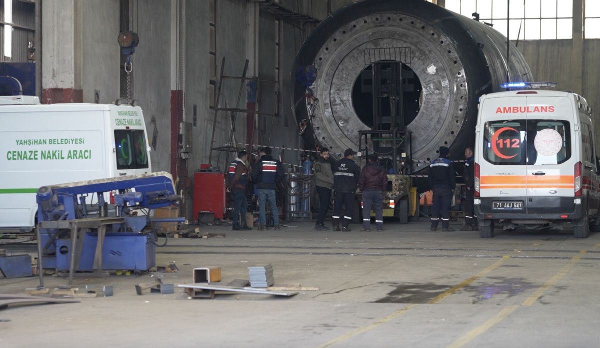 Kırıkkale'de 3 tonluk sacın altında kalan 2 işçi hayatını kaybettié 1 Kırıkkale'de 3 tonluk sacın altında kalan 2 işçi hayatını kaybetti