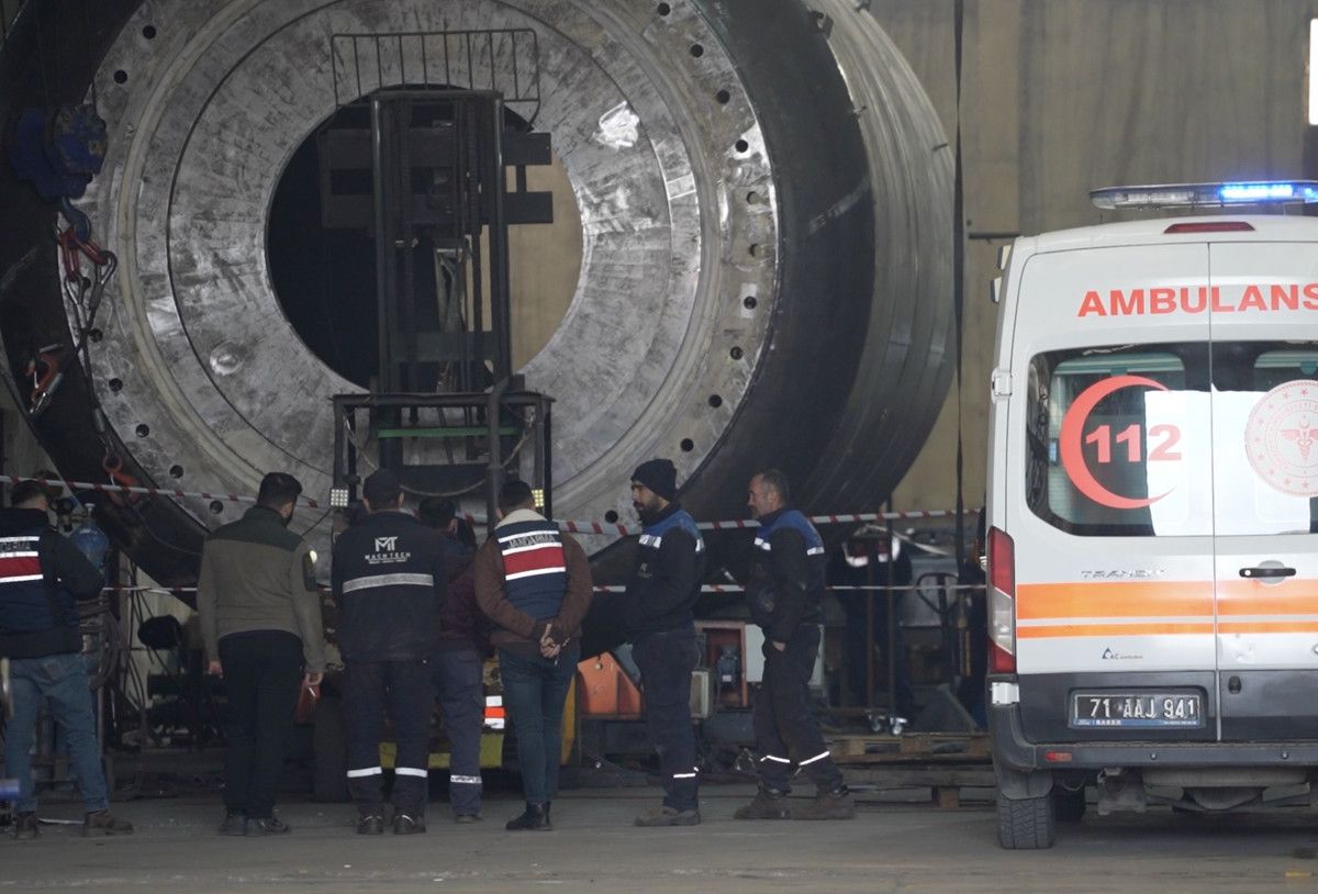 Kırıkkale'de 3 tonluk sacın altında kalan 2 işçi hayatını kaybettié 2 Kırıkkale'de 3 tonluk sacın altında kalan 2 işçi hayatını kaybetti