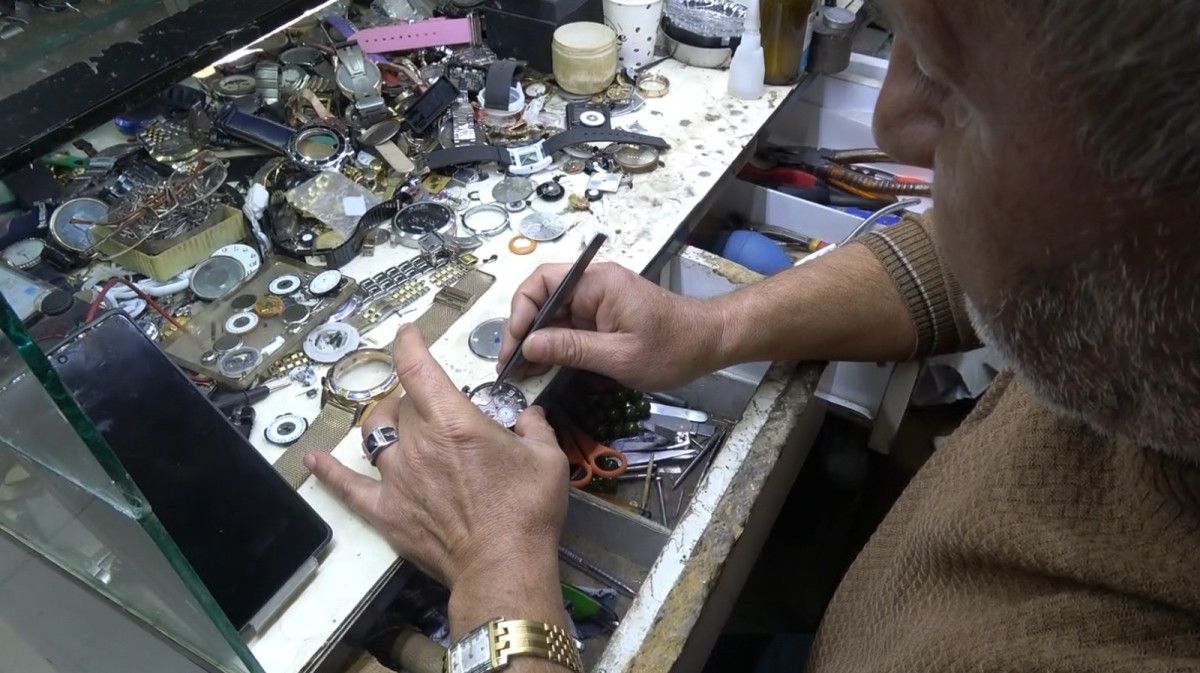 Ali Bora: 50 Yıllık Saat Tamirciliğinde Kuşaklar Arası Zamanın Tutkusu