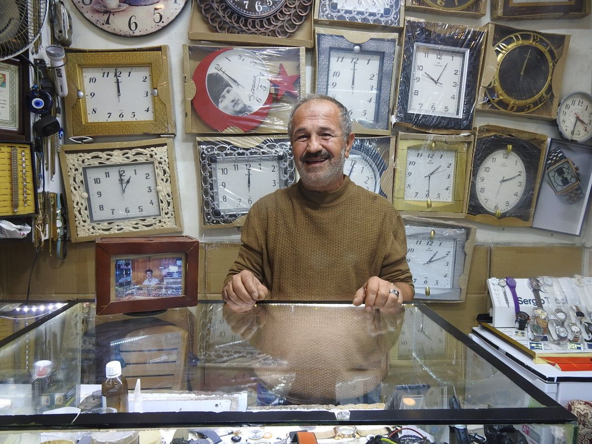 Ali Bora: 50 Yıllık Saat Tamirciliğinde Kuşaklar Arası Zamanın Tutkusu