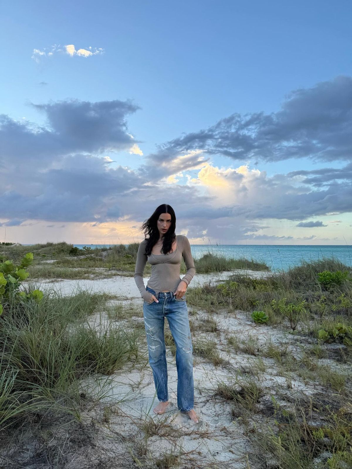 Irina Shayk'ın Tropikal Çekiminde Sıkı Formunu Gördüğünüz Anlar