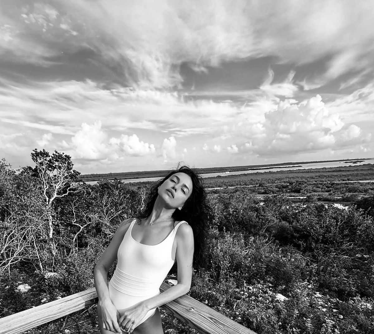 Irina Shayk'ın Tropikal Çekiminde Sıkı Formunu Gördüğünüz Anlar