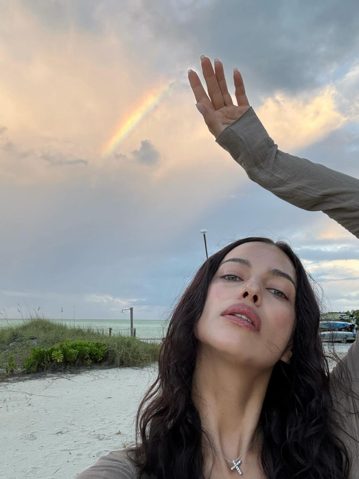 Irina Shayk'ın Tropikal Çekiminde Sıkı Formunu Gördüğünüz Anlar