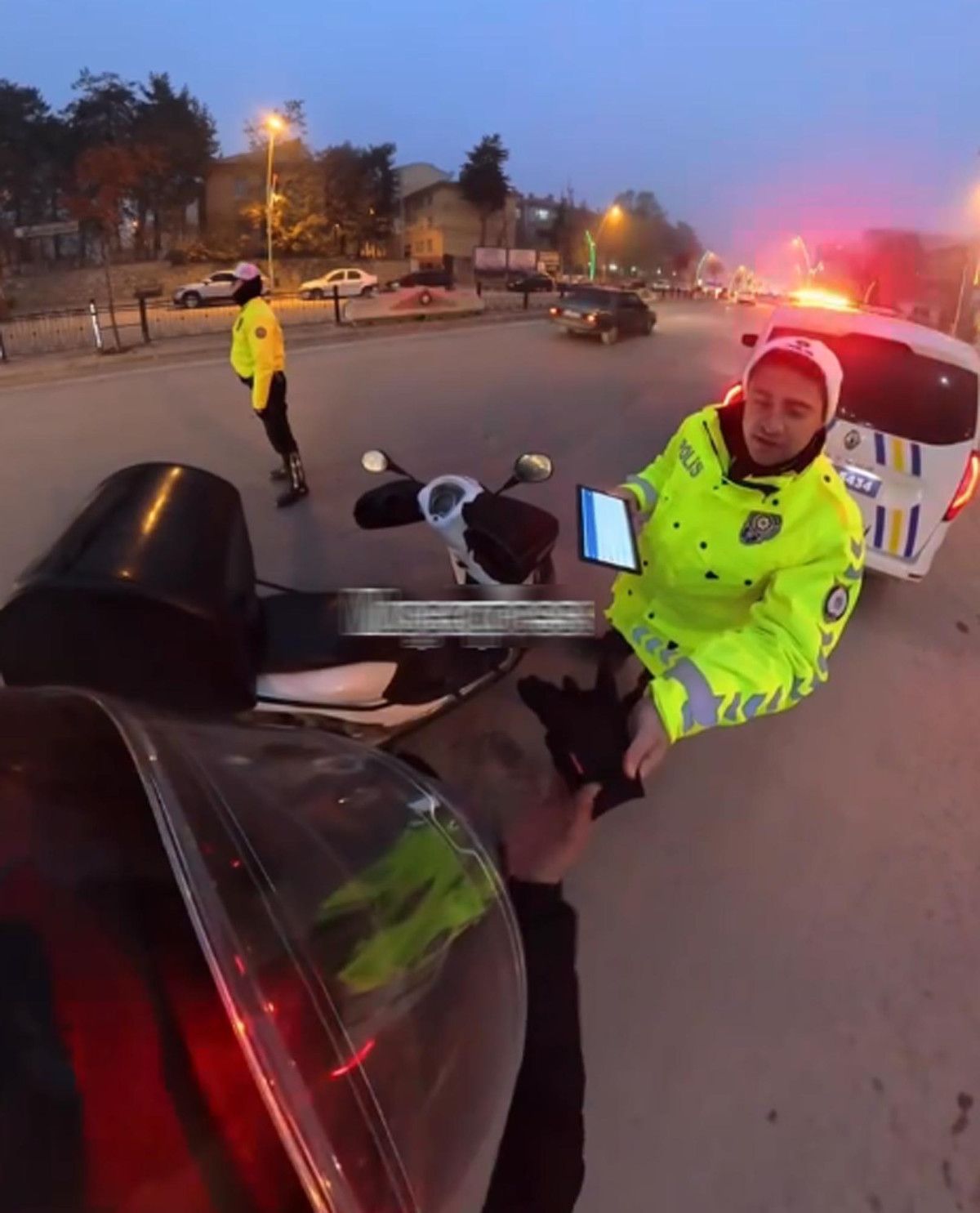 Kuryenin Soğuk Günlerde Güvenlik Görevlisi Desteğiyle Isınması: Kamera Kaydında Gösterildi