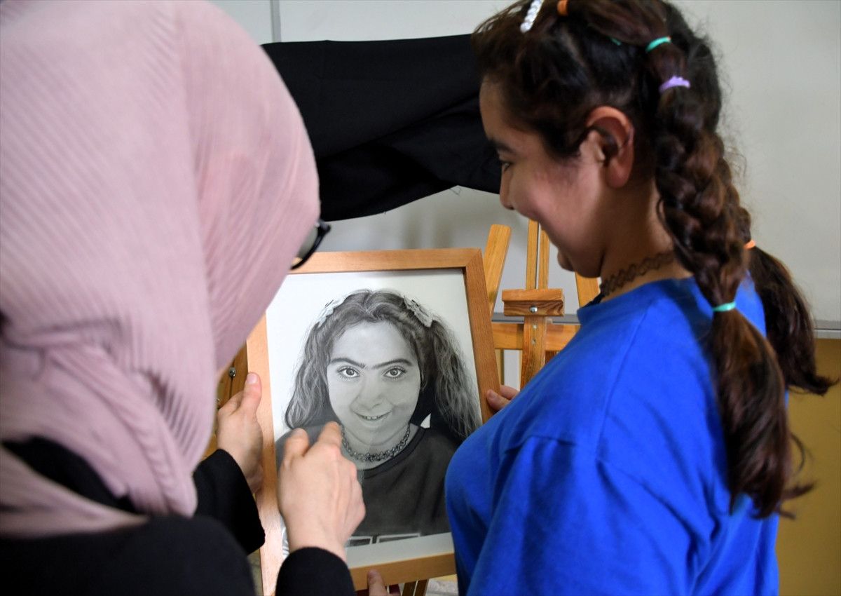 Mutluluğun Portreleri: Özel Eğitim Öğrencileri İçin Düzenlenen Karakalem Yolculuğu