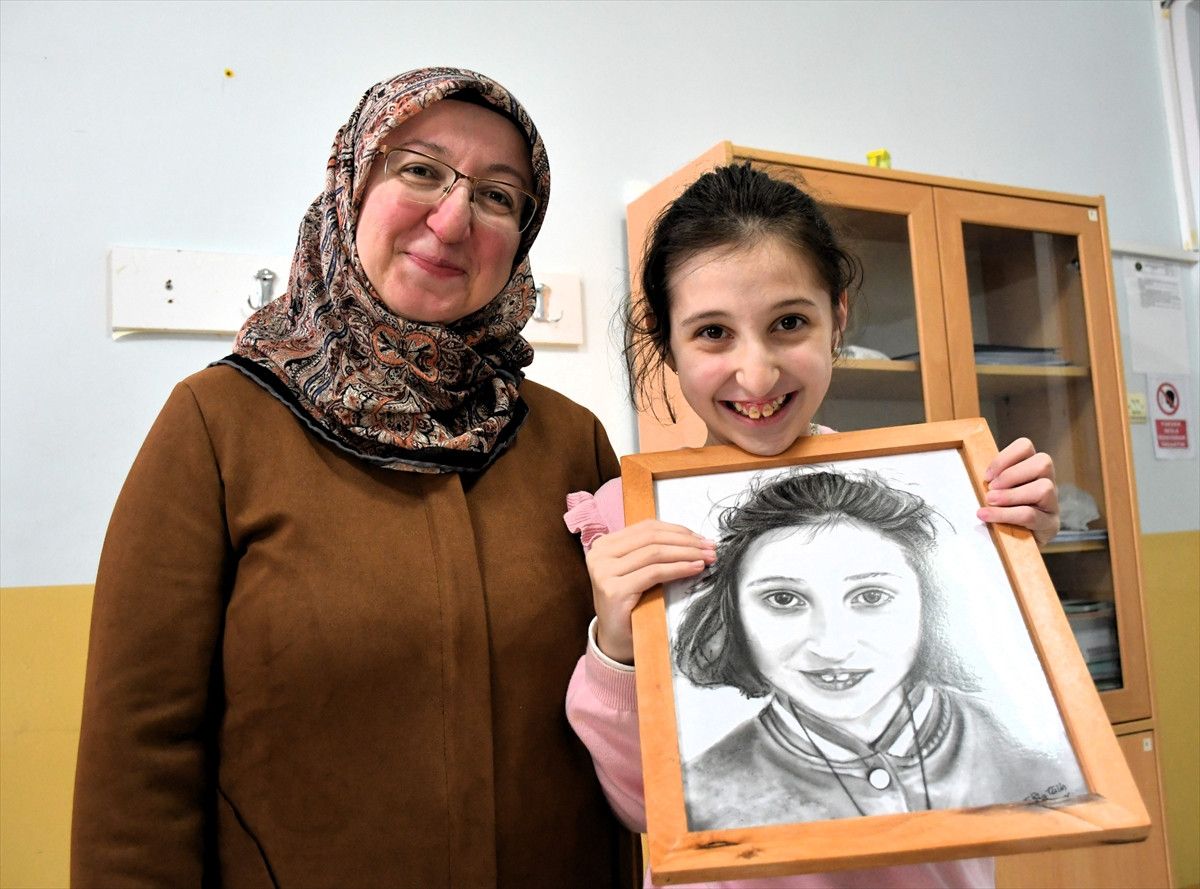 Mutluluğun Portreleri: Özel Eğitim Öğrencileri İçin Düzenlenen Karakalem Yolculuğu