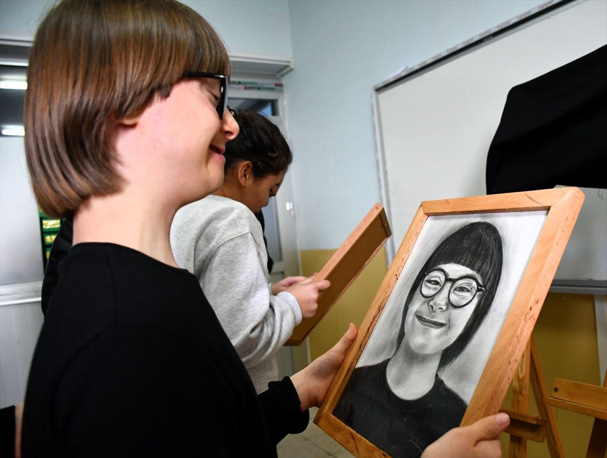 Mutluluğun Portreleri: Özel Eğitim Öğrencileri İçin Düzenlenen Karakalem Yolculuğu