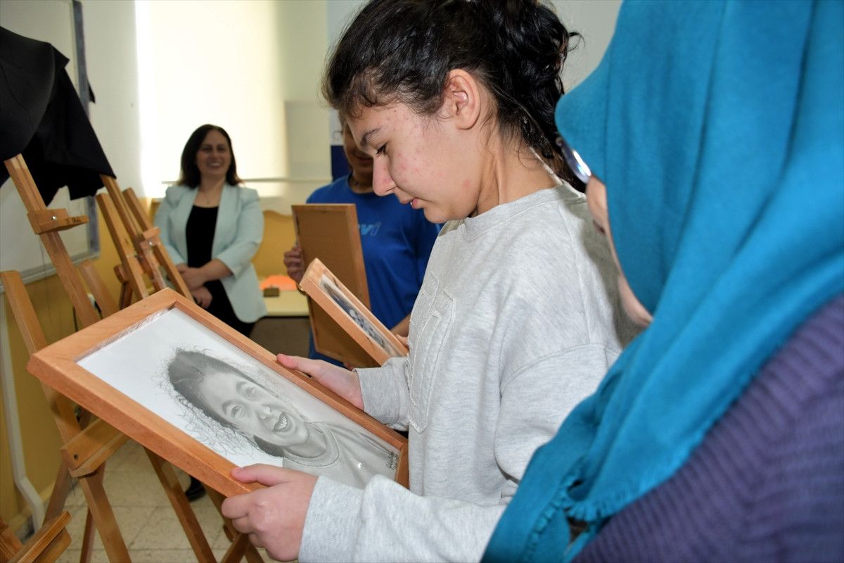 Mutluluğun Portreleri: Özel Eğitim Öğrencileri İçin Düzenlenen Karakalem Yolculuğu